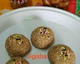 A picture of step 4 of Leftover roti ke ladoo.