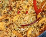 A picture of step 6 of Pineapple-fried rice with chicken and cashew nuts.