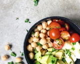 Foto del paso 5 de la receta: Receta de garbanzos, aguacate y queso. fácil y muy sana