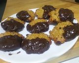 A picture of step 10 of Ginger oat biscuits with dark chocolate.