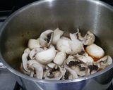 A picture of step 4 of Mushrooms a la grecque.