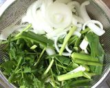 Hình bước làm 5 của món Sáo bò xào cần tỏi