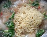 Foto langkah ke 7 dari resep Seblak Mie Baso Telur.