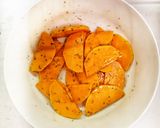 Baconbe tekert csirkemell, fűszeres sütőtökös krumplival sütve recept fázis 1 fotója