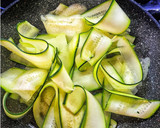 Foto del paso 1 de la receta: Nidos de calabacín con huevo