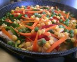 Foto del paso 1 de la receta: Pollo con verduras salteadas 🥕🌽🐔