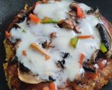 Foto del paso 4 de la receta: Pizza de champiñones y pimientos con masa de zanahoria y coliflor🍕🧀🍳🥕🍄‍🟫🫑