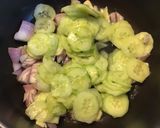 Une image de l'étape 2 de Soupe automnale aux poireaux courgettes tomates et concombre.