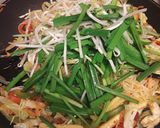 Hình bước làm 6 của món Bún gạo xào thập cẩm