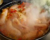 Foto del paso 2 de la receta: Chorizos al vino blanco con puré rústico de papas