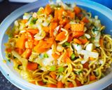 Foto langkah ke 4 dari resep Mie Telor Goreng.