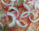 Foto del paso 3 de la receta: "Pastel" de tomate, zapallitos, cebolla y queso!🍅🧀🧅