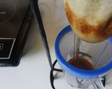 Foto del paso 3 de la receta: Café criollo colado en colador de tela
