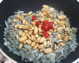魩仔魚炒蒜味花生的食譜步驟5照片