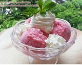 รูปขั้นตอนการทำที่ 2 ของ ไอศครีมสตอเบอรี่โยเกิร์ตโฮมเมด แบบไม่ใช้เครื่องปั่นไอศครีม
