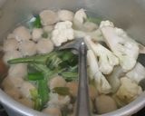 Foto langkah ke 4 dari resep Sayur Sop Baso Ikan.