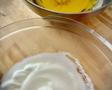 Foto del paso 2 de la receta: Brazo gitano de fresones blancos y rojos con nata y trufa