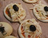 صورة لخطوة 2 من وصفة ميني بيتزا 🍕