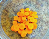 Foto del paso 3 de la receta: Cuartos traseros de pollo con puerros, zanahorias al azafrán