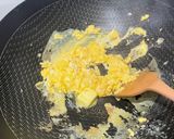 Foto langkah ke 2 dari resep 38. Garlic Butter Rice.