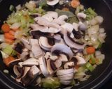 Foto del paso 3 de la receta: Pechugas de pollo en salsa de apio, zanahoria y champiñones