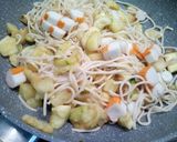 Foto del passaggio 4 della ricetta Noodles con zucchine e surimi