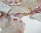 A picture of step 1 of Stir fry Giant Grouper Fish with Sugar Snap Peas 龍躉炒 荷蘭豆.