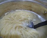Foto langkah ke 1 dari resep Spaghetti Carbonara Topping Perkedel Cheddar.