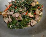 Foto langkah ke 10 dari resep Tumis daun singkong daging babi.