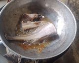 Une image de l'étape 3 de Poisson Frit avec Salade Croquante et Sauce Pimentée.
