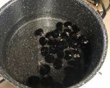 A picture of step 2 of Shijimi Mussels Miso Soup.