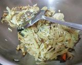 【孕婦食譜-客家酸菜】客家酸菜素炒麵腸的食譜步驟6照片