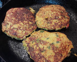 Foto del paso 4 de la receta: Cachapitas de arroz, plátano y vegetales, coronadas con queso