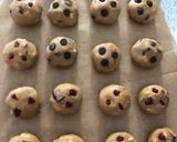 Hình bước làm 3 của món Bánh quy dâu rừng - chocolate trắng và bánh quy chocolate đen