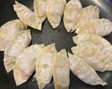 รูปขั้นตอนการทำที่ 8 ของ เกี๊ยวซ่า 🥟🥟