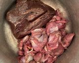 Foto del paso 1 de la receta: Sopipita de contres y corazón para mascotas carnívoras