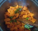 A picture of step 1 of The pumpkin soup with its seeds toasted.