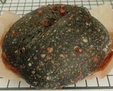 Foto langkah ke 22 dari resep Charcoal Wijen Chili Flakes Cheese Sourdough Bread (Open Bake Method).