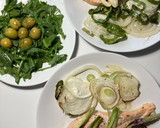 Foto del paso 7 de la receta: Salmón y cebollas en airfryer, con ensaladita de rúcula