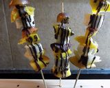 Foto del paso 2 de la receta: Pinchos de malvaviscos con frutas y mas cosas ricas..