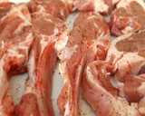 Foto del paso 2 de la receta: Chuletillas de cordero a la plancha con patatas y P. de Padrón