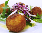 Foto del paso 4 de la receta: Ensalada templada de rúcula y germinados con croquetas de ancas al ajo negro