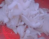 Hình bước làm 2 của món Thịt bằm xào nấm ngọt lịm cùng bắp non