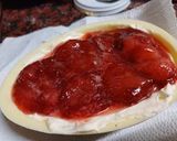Foto del paso 4 de la receta: Huevo de Pascua relleno con crema y frutillas