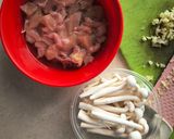 Foto langkah ke 2 dari resep Pakcoy Siram Saus Ayam Jamur.