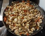 Foto del paso 4 de la receta: Arroz con pollo y champiñón🍗🍄