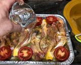 Foto del paso 4 de la receta: Pollo al horno con patatas panaderas y tomate asado