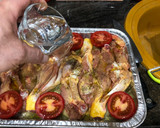 Foto del paso 4 de la receta: Pollo al horno con patatas panaderas y tomate asado