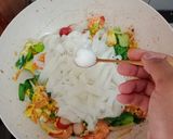 Foto langkah ke 4 dari resep Kwetiau Goreng Udang.