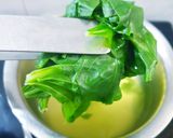 A picture of step 3 of Hara Chana sabji.